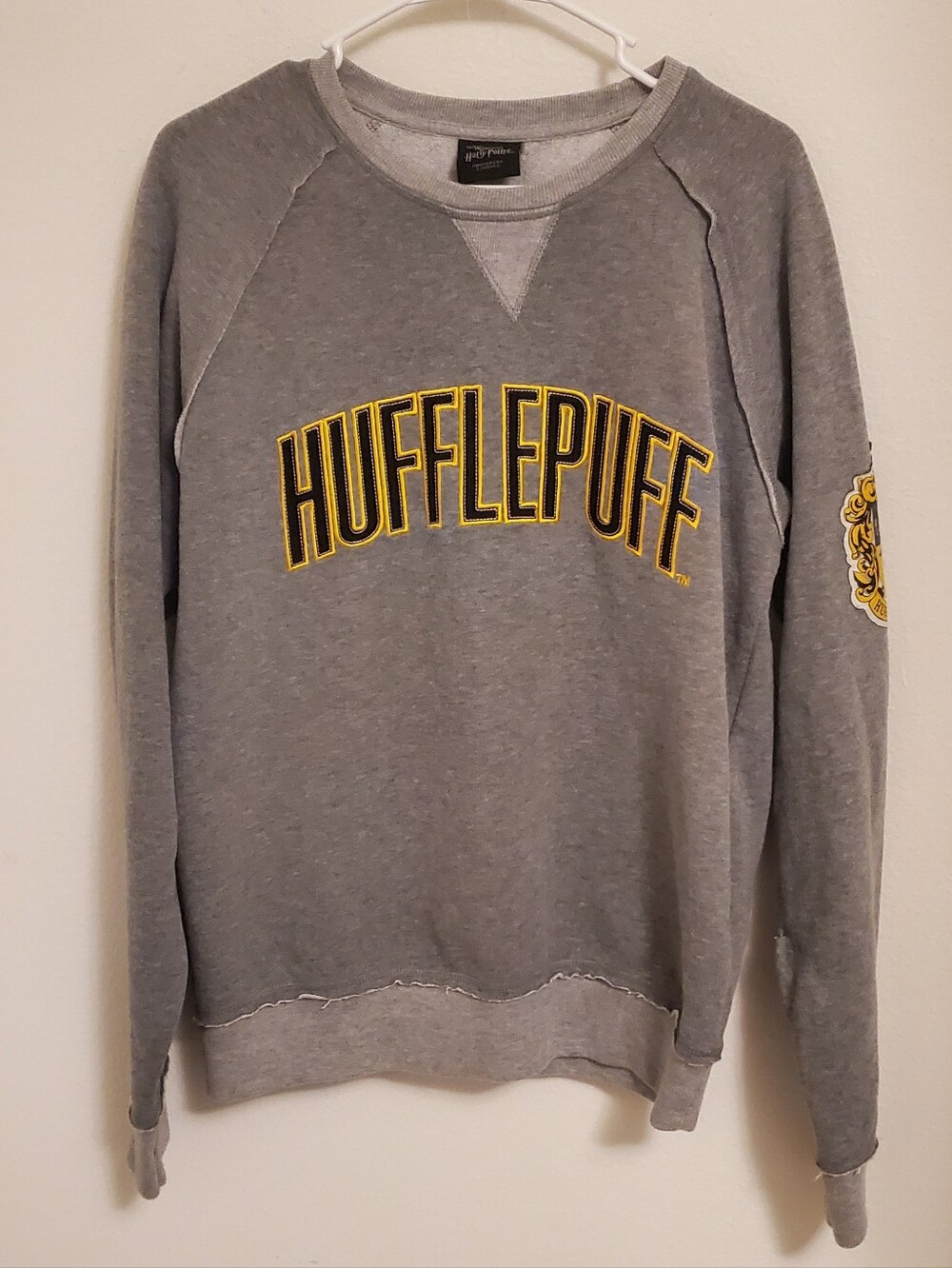 Universal Studios Harry Potter Gray Crewneck Sweatshirt Hufflepuff Embroidery